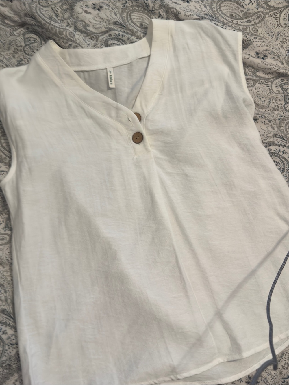 Halara NWT Women's White Sleeveless V-Neck Button Front Top